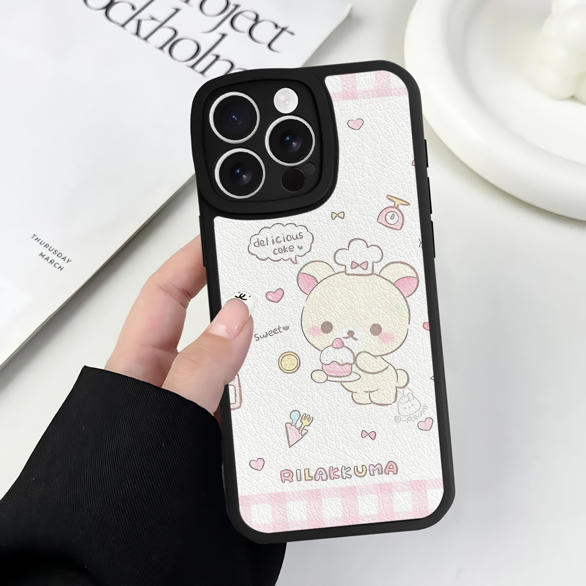 （画像用） リラックマ リラックマ キイロイトリ Rilakkuma Korilakkuma Kiiroitori 【iPhone 16シリーズ対応】シリコンスマホケース（レザー調） 材質：シリコン